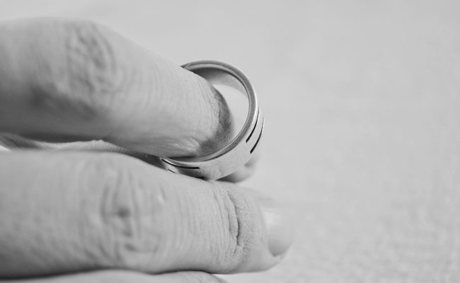 wedding ring hand divorce