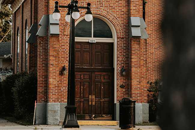 large wooden doors on brick church in a city - what factors are important to church switchers when looking for a congregation?